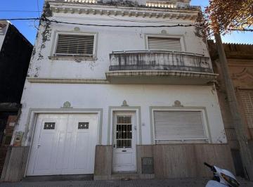 Casa · 210m² · 4 Ambientes · 1 Cochera · Casa Reciclada / Todos Los Servicios / 3 - 4 Dorm