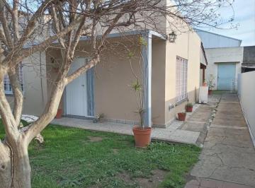 Casa · 290m² · 5 Ambientes · 1 Cochera · Casa a Reciclar en Venta - 4 Dorm. 4 Baños - 290 m² - Caseros