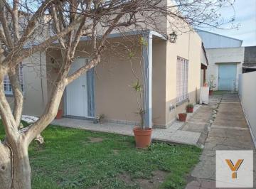 Casa · 290m² · 5 Ambientes · 1 Cochera · Casa a Reciclar en Venta - 4 Dorm. 4 Baños - 290 m² - Caseros