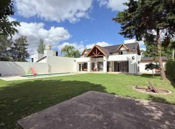 Casa · 200m² · 6 Ambientes · 3 Cocheras · Casa en Venta Gonnet 3 Dorm. Pileta