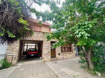 Casa · 215m² · 4 Ambientes · 1 Cochera · Casa Dos Plantas en Macrocentro