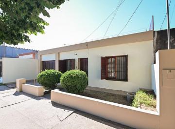 Casa · 164m² · 5 Ambientes · 1 Cochera · Casa en Venta 350 m² Terreno + Pileta Zona Unr