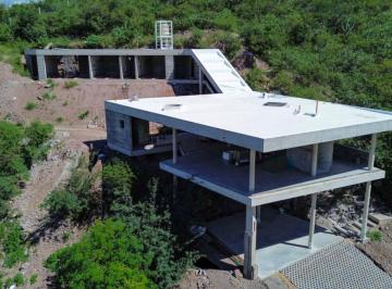 Casa · 290m² · 5 Ambientes · 2 Cocheras · Casa de Categoria en Country La Deseada - 3 Dorm