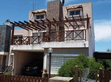 Casa · 108m² · 4 Ambientes · Casa en Venta - 3 Dorm. 2 Baños - Acantilados
