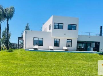 Casa · 186m² · 6 Ambientes · 4 Cocheras · Casa en Venta - 5 Dorm. 3 Baños - Escobar