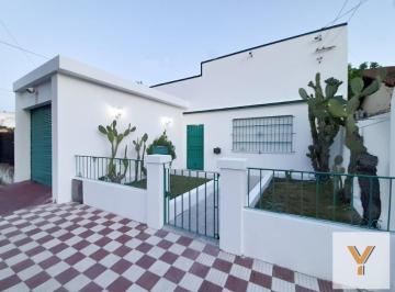 Casa · 219m² · 4 Ambientes · 1 Cochera · Casa en Venta - 3 Dorm. 1 Baño Cochera - 306 m² - Avellaneda, Buenos Aires