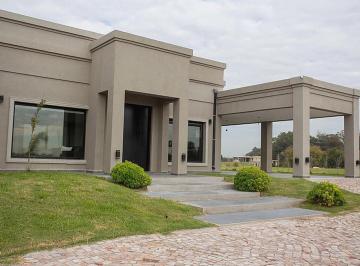 Casa · 300m² · 6 Ambientes · 2 Cocheras · Casa de 6 Ambientes en Venta en Villa María, con Amplio Jardín. Canning, Ezeiza.
