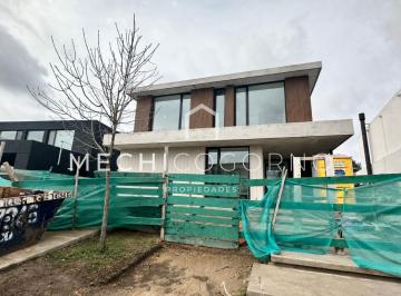 Casa · 300m² · 5 Ambientes · 2 Cocheras · Casa en Venta 4 Dorm. Carpinchos, Nordelta
