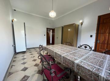 Casa · 142m² · 4 Ambientes · 1 Cochera · Casa en 3 Ambientes en Venta| Jardín con Espacio Guardacoche| Ideal Dos Familias| Apto Crédito