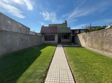 Casa · 142m² · 4 Ambientes · 1 Cochera · Casa en 3 Ambientes en Venta| Jardín con Espacio Guardacoche| Ideal Dos Familias| Apto Crédito