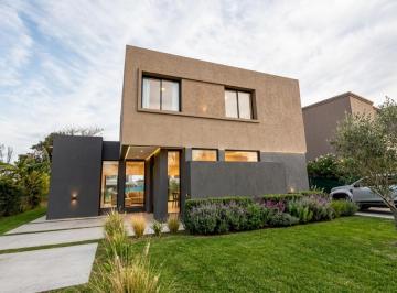 Casa · 154m² · 4 Ambientes · Casa - Santa Lucia