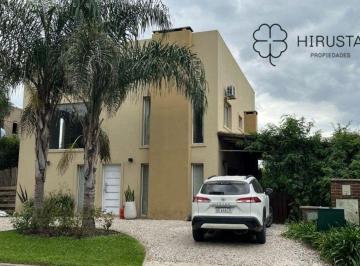 Casa de 4 ambientes, Pilar · Casa en Venta Apto Credito 3 Dorm + Vestidor + Lavadero + Pileta + Cochera + Calefaccion por Radiadores