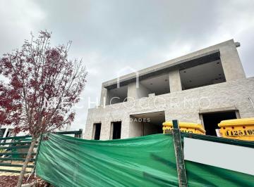 Casa · 372m² · 6 Ambientes · 1 Cochera · Casa en Venta 5 Dorm. Carpinchos, Nordelta
