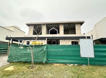 Casa · 317m² · 6 Ambientes · 2 Cocheras · Casa en Venta de 5 Dorm. en Carpinchos, Nordelta