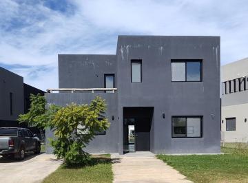 Casa · 265m² · 5 Ambientes · Casa en Venta y Alquiler Al Río en Barrio Náutico El Canal, Villanueva, Tigre