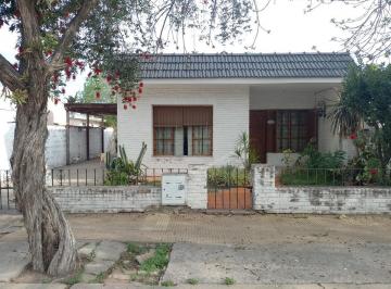 Casa · 90m² · 4 Ambientes · 1 Cochera · Casa - Roldán