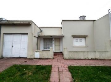 Casa · 100m² · 4 Dormitorios · 1 Cochera · Casa en 5 Ambientes con Cochera. P Ramos Oeste