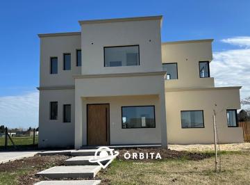 Casa · 121m² · 5 Ambientes · 2 Cocheras · Casa en Venta en Barrio Santa Elisa, Pilar del Este