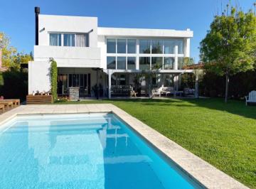Casa · 1000m² · 6 Ambientes · 1 Cochera · Alquiler Temporal Casa Moderna en Santa Barbara con 4 Dorm.
