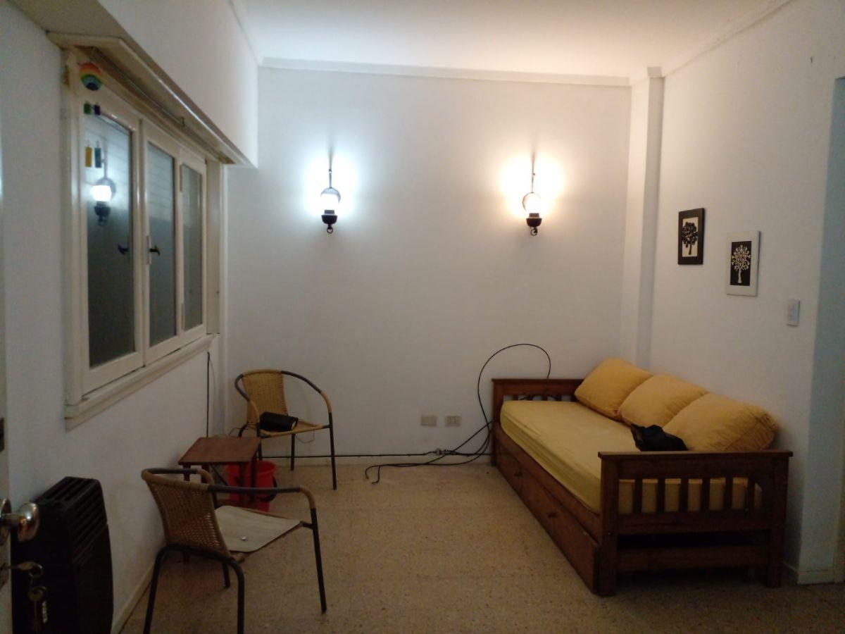Living comedor, cocina separada con lavadero cubierto, baño completo, dormitorio con placard.
