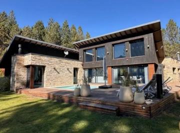 Casa · 236m² · 3 Dormitorios · 1 Cochera · Casa en Venta en Chapelco Golf y Resort