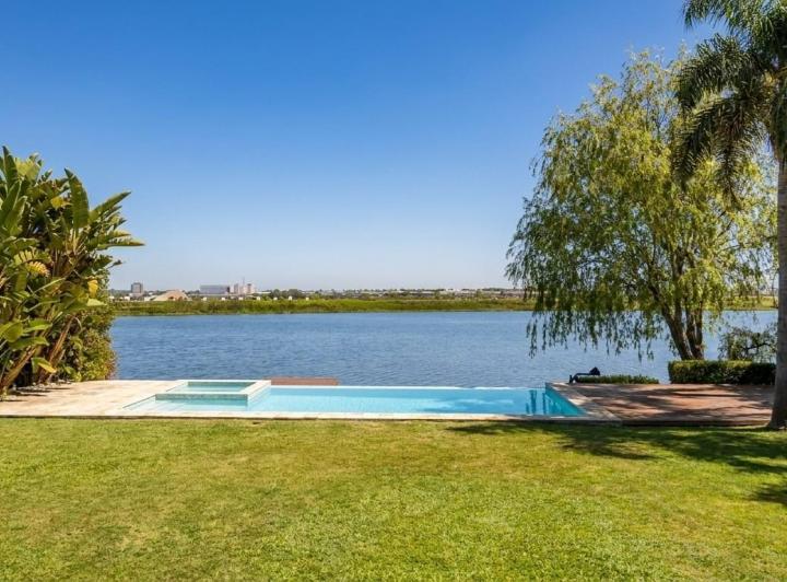 Casa · 600m² · 8 Ambientes · 2 Cocheras