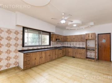 Casa · 204m² · 5 Ambientes · 1 Cochera · Venta Casa 5 Ambientes Jardin Parrilla Cochera - Acepta Permuta
