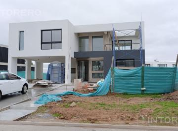 Casa · 225m² · 5 Ambientes · 2 Cocheras · Los Robles 5901 - Lote 525 en Terralagos Barrio Cerrado