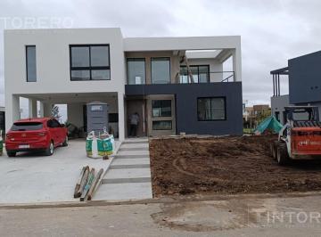 Casa · 225m² · 5 Ambientes · 2 Cocheras · Los Robles 5901 - Lote 525 en Terralagos Barrio Cerrado