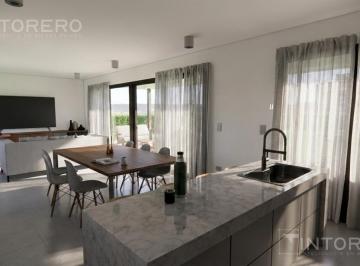 Casa · 205m² · 5 Ambientes · 2 Cocheras · Casa en Venta