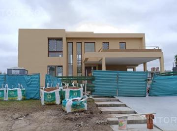 Casa · 200m² · 5 Ambientes · 1 Cochera · Casa en Venta de 5 Ambientes con Parque y Pileta en Terralagos, Ezeiza