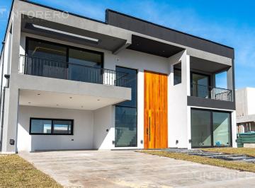 Casa · 297m² · 4 Ambientes · 2 Cocheras · Casa en Venta de 5 Ambientes con Parque y Pileta en Terralagos, Ezeiza