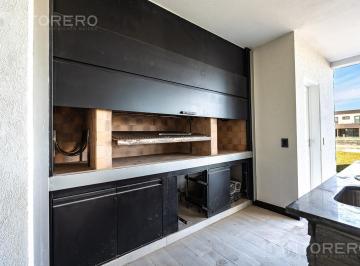 Casa · 297m² · 4 Ambientes · 2 Cocheras · Casa en Venta de 5 Ambientes con Parque y Pileta en Terralagos, Ezeiza