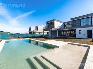 Casa · 297m² · 5 Ambientes · 2 Cocheras · Casa en Venta de 5 Ambientes con Parque y Pileta en Terralagos, Ezeiza