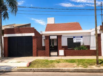 Casa · 142m² · 6 Ambientes · 3 Cocheras · Casa en Lote de 300 m² con 6 Ambientes