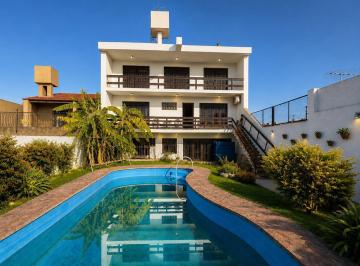 Casa · 276m² · 9 Ambientes · 4 Cocheras · Casa 9 Ambientes Venta Haedo Parque Pileta Jardin
