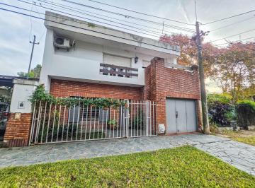 Casa · 242m² · 9 Ambientes · 2 Cocheras · Venta - Casa de 250 m² con 4 Dorm. a Cuadras del Rio - Barrio Paraíso, Baigorria