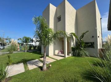 Casa · 200m² · 4 Ambientes · 2 Cocheras · Casa en Venta - 3 Dorm. 3 Baños - Cocheras - 700 m² - Pilar