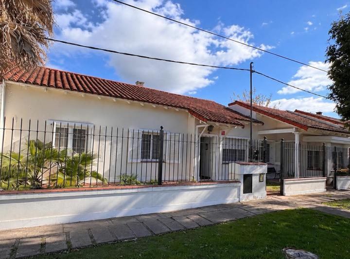 Casa · 243m² · 7 Ambientes · 1 Cochera