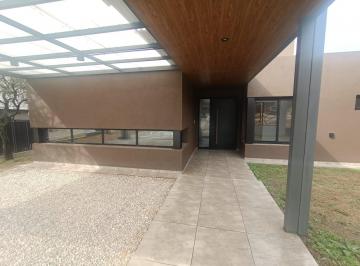 Casa · 230m² · 10 Ambientes · 4 Cocheras · Excelente Casa a Estrenar Bela Vista Apta Credito!