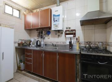 Casa · 74m² · 4 Ambientes · 1 Cochera · Casa Venta 3Dorm. Multifamiliar con Cochera en Pompeya.