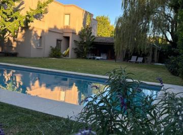 Casa · 198m² · 4 Ambientes · 2 Cocheras · Cómoda Casa con Lindísimo Lote Interno con Todo El Sol