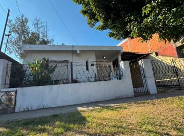 Casa · 70m² · 3 Ambientes · 1 Cochera · Venta Casa 3 Amb + 2 PH en Lote de 300 m² - Av Ratti