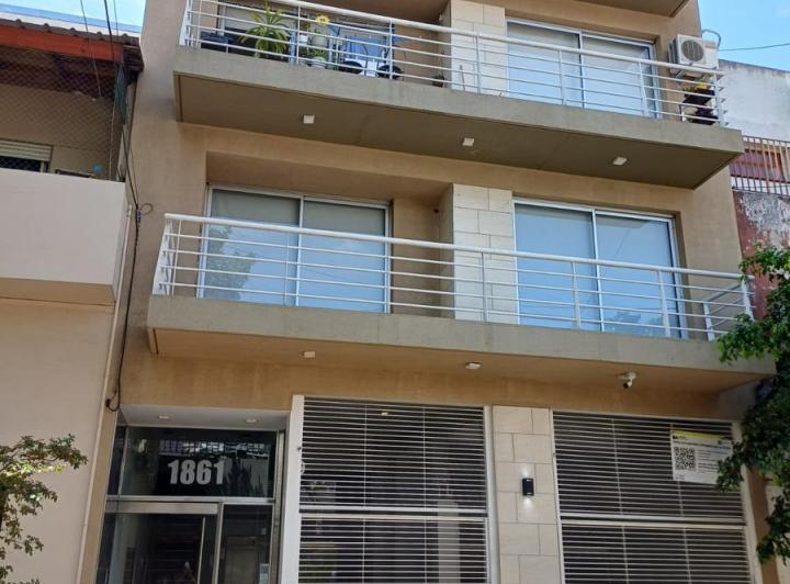 Venta Departamento Semipiso Tres Ambientes con Balcón Al Frente Monte Castro