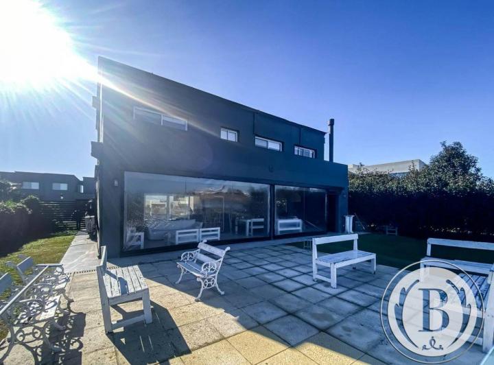 Casa · 230m² · 5 Ambientes · 4 Cocheras