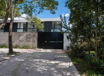 Casa · 141m² · 3 Dormitorios · 1 Cochera · Venta Casa en Gonnet