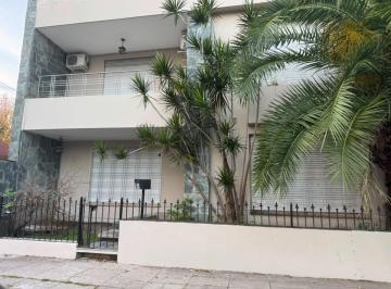 Casa · 220m² · 5 Ambientes · 3 Cocheras · Casa en Alquiler en Villa Luzuriaga