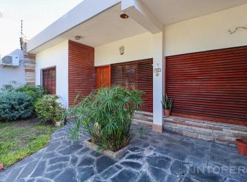 Casa · 118m² · 4 Ambientes · 1 Cochera · Casa de 4 Amb en Venta en Castelar. Garage, Patio y Terraza