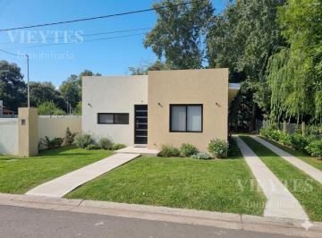 Casa · 73m² · 3 Ambientes · 1 Cochera · Casa en Loma Verde