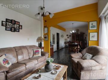Casa · 249m² · 4 Ambientes · 3 Cocheras · Venta Local y Vivienda en Bloque. Lote Propio. Caseros